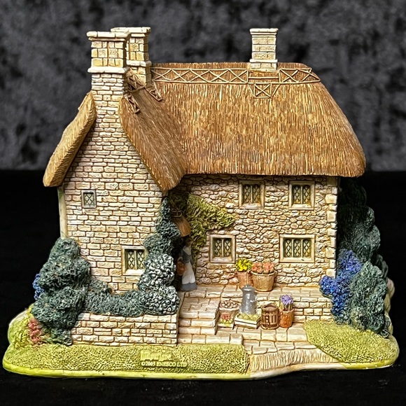 Lilliput Lane | River Meadow Manor | Collectors' Club - Picture 10 of 15
